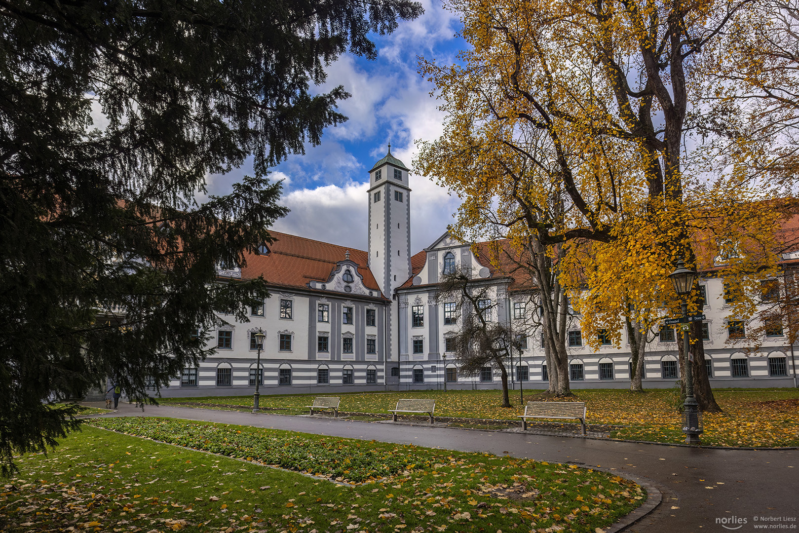 Fronhof im Herbst