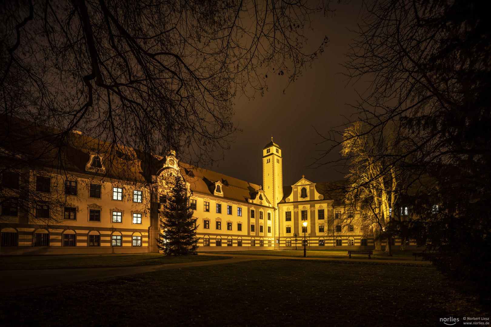 Fronhof in der Nacht