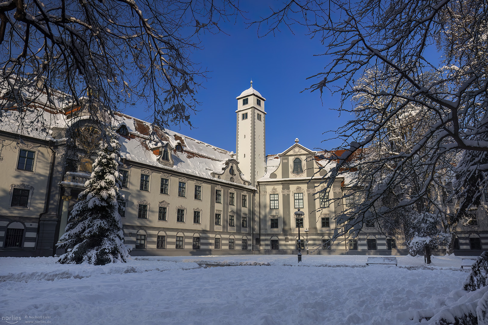 Fronhof mit Pfalzturm im Licht