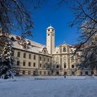 Fronhof mit Pfalzturm im Licht