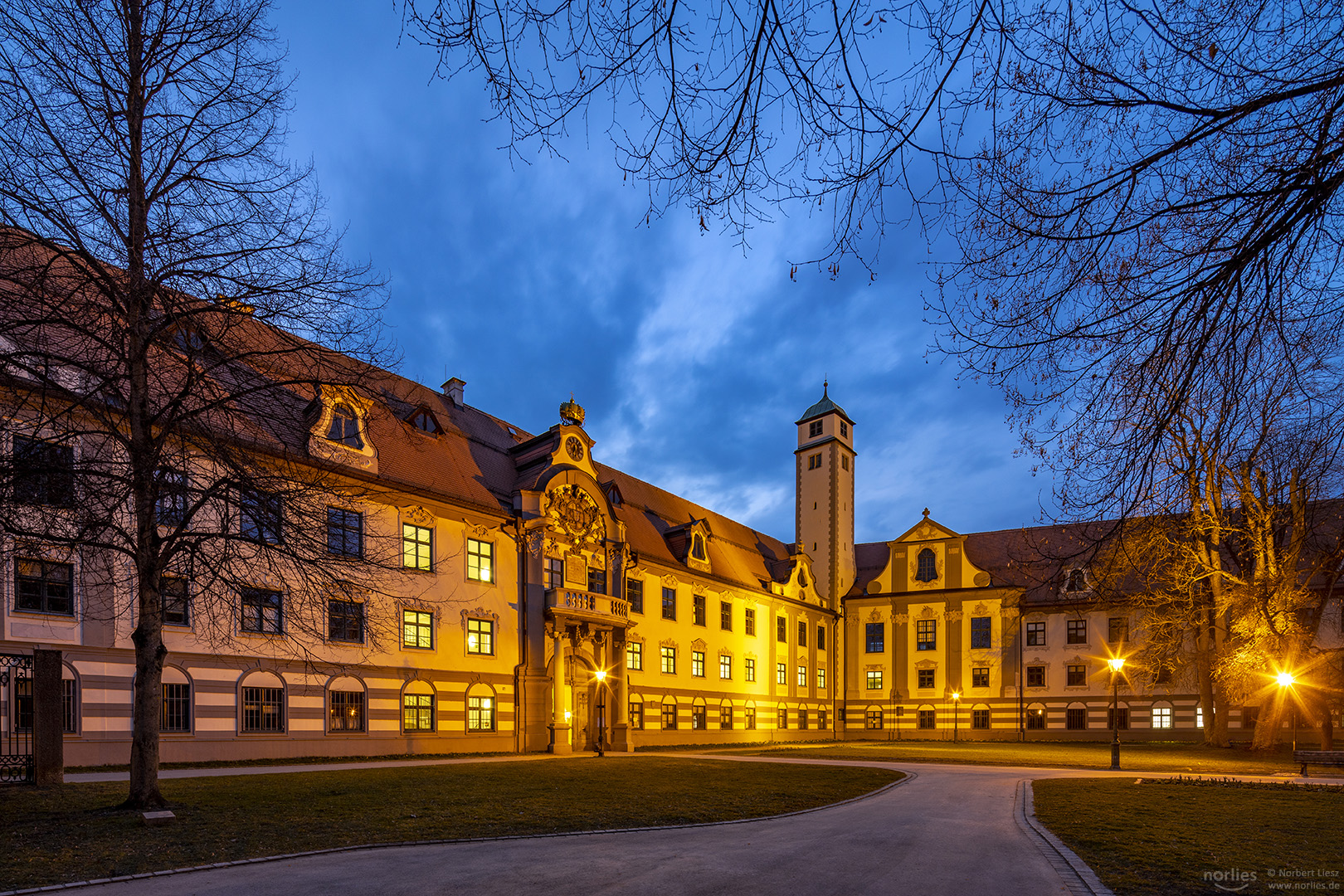 Fronhof zur Blauen Stunde