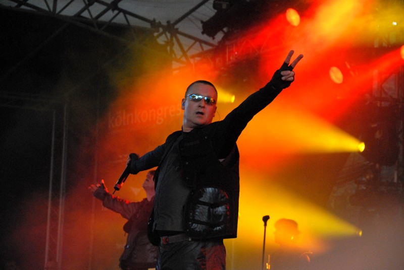 Front 242 Amphi 2009 - ...two you bait the line...