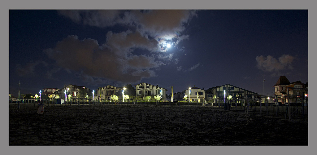 Front de mer de nuit à Hendaye