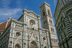 Front der Cattedrale di Santa Maria del Fiore mit dem Turm Campanile di Giotto, Florenz