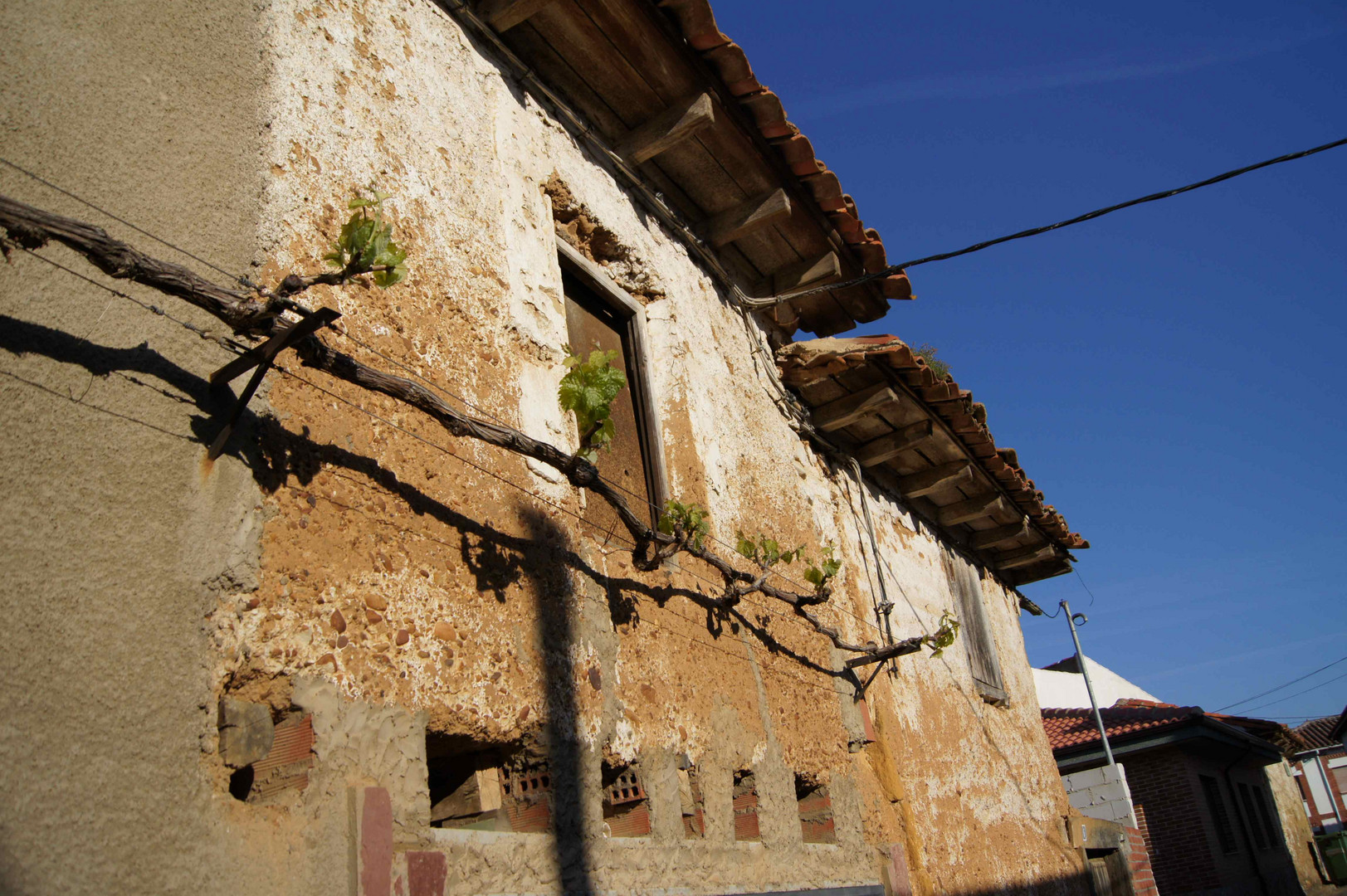 Front eines alten Hauses entlang des Jakobswegs, Mai 2010