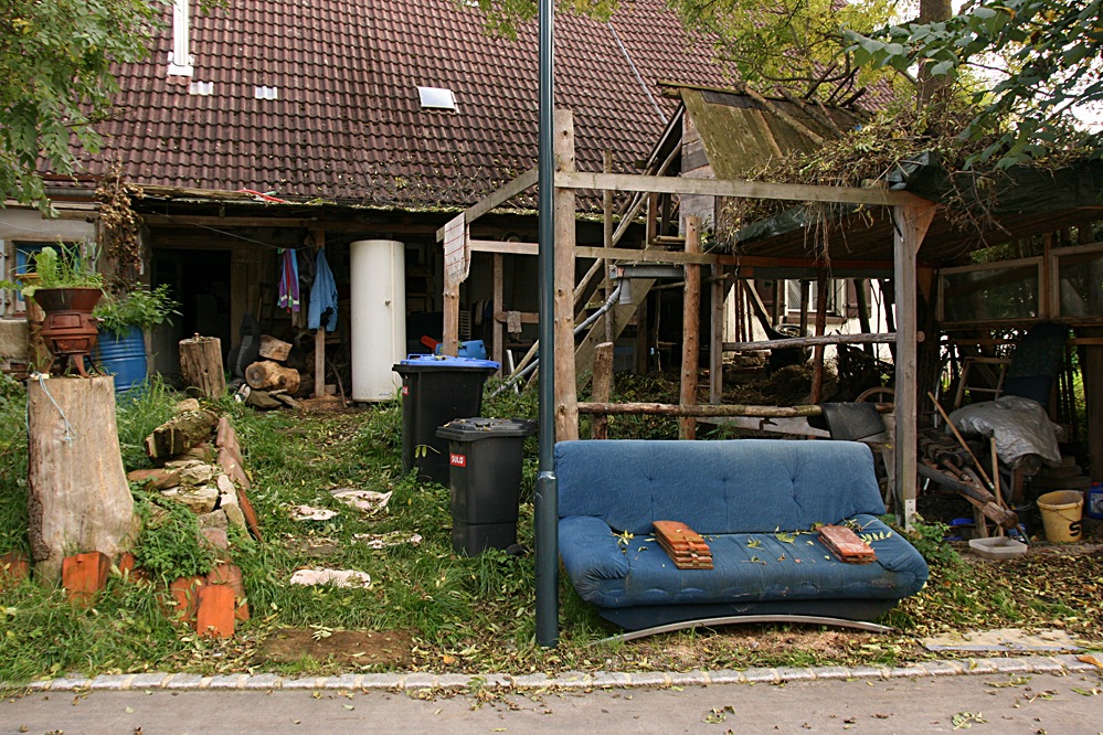 Front view of Hartz IV villa model Zoran, tree top house attached