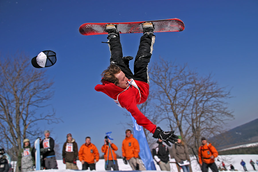 Frontflip mit fliegendem Basecap