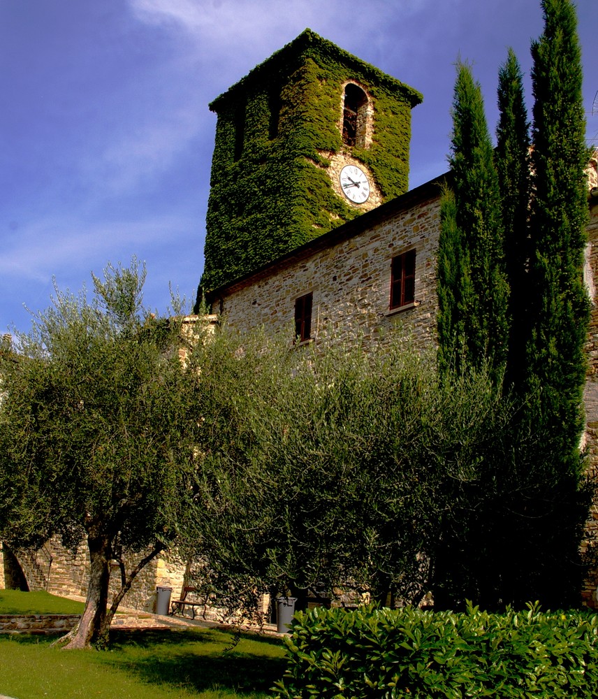 Frontino questo   e uno scorcio con campanile .