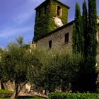 Frontino questo   e uno scorcio con campanile .