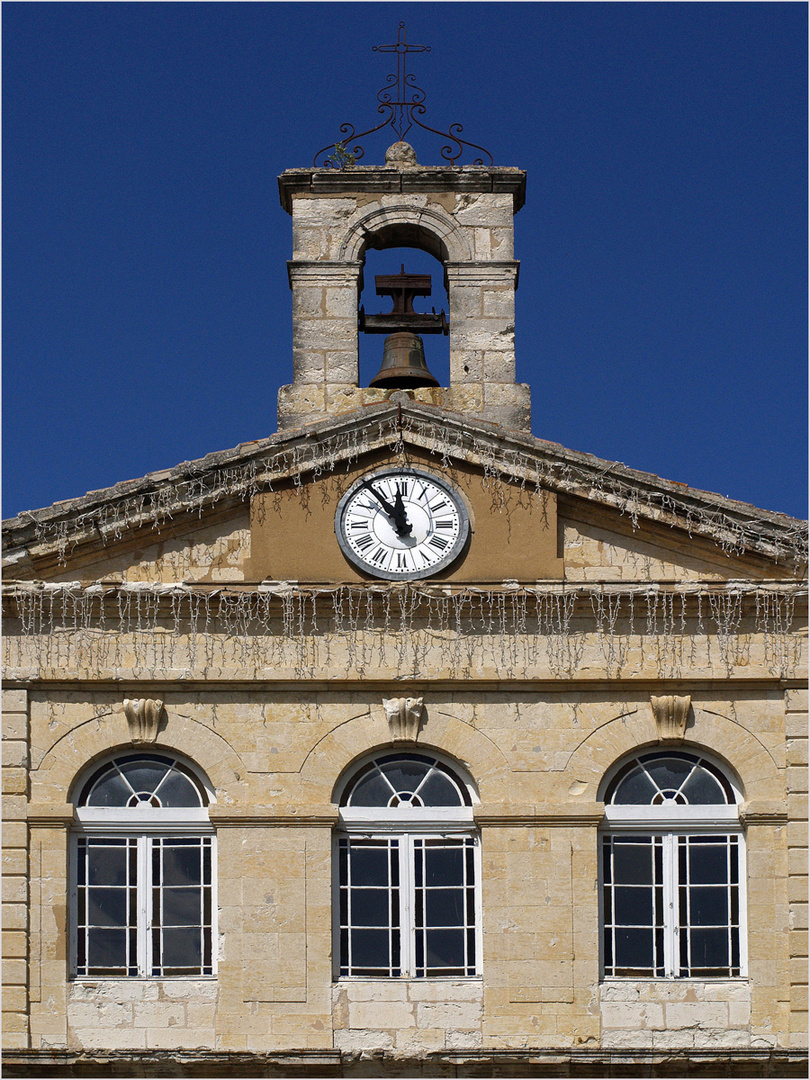 Fronton, cloche et horloge de l’ancien Hôpital local de Lectoure