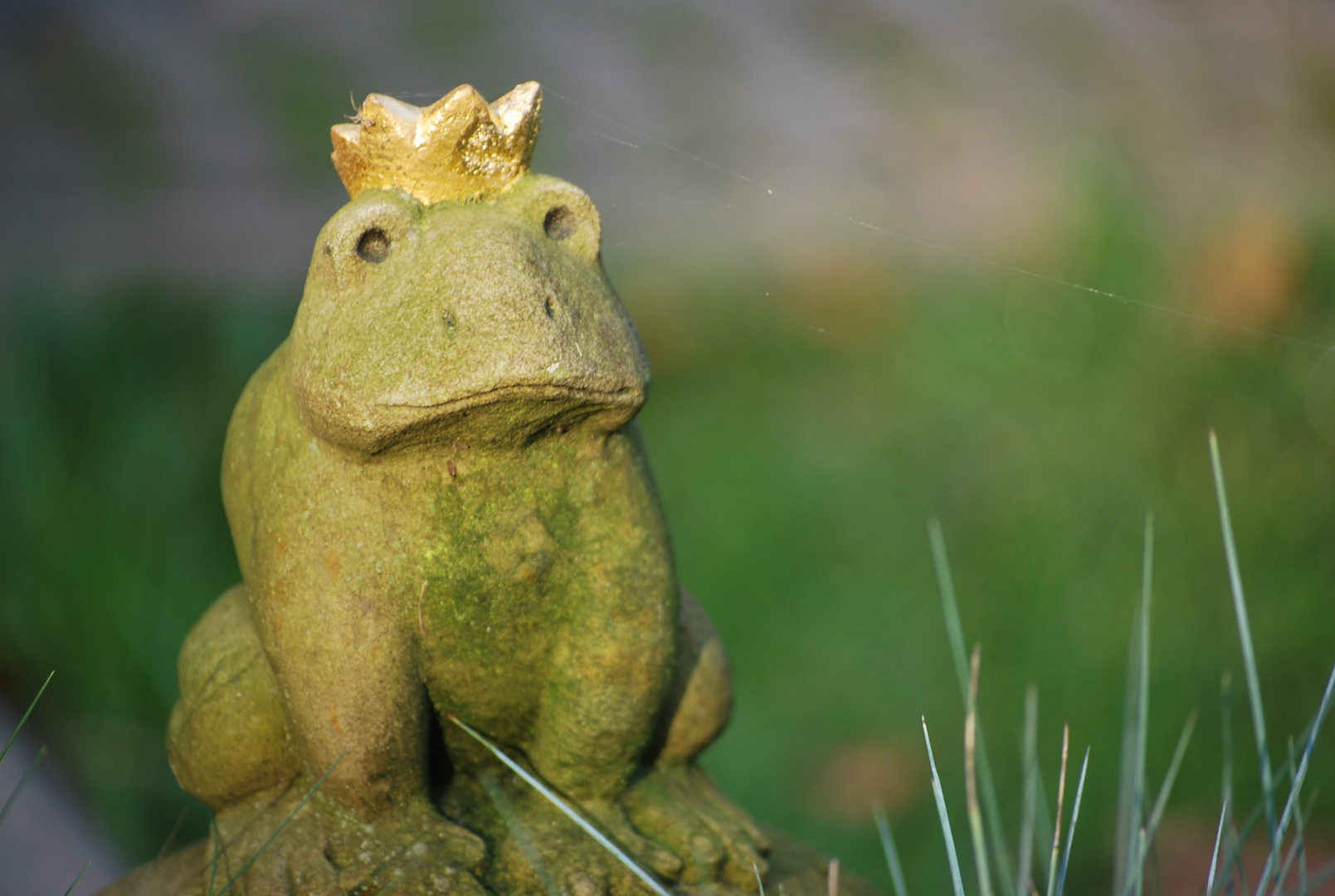 Froschskulptur auf dem Ohlsdorfer Friedhof