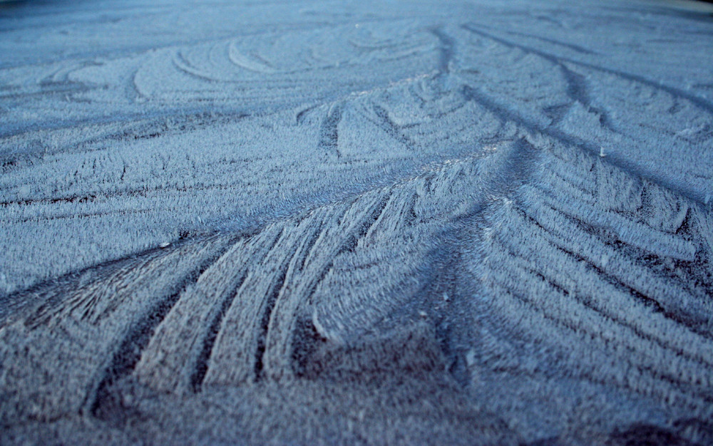 Frost auf Autodach