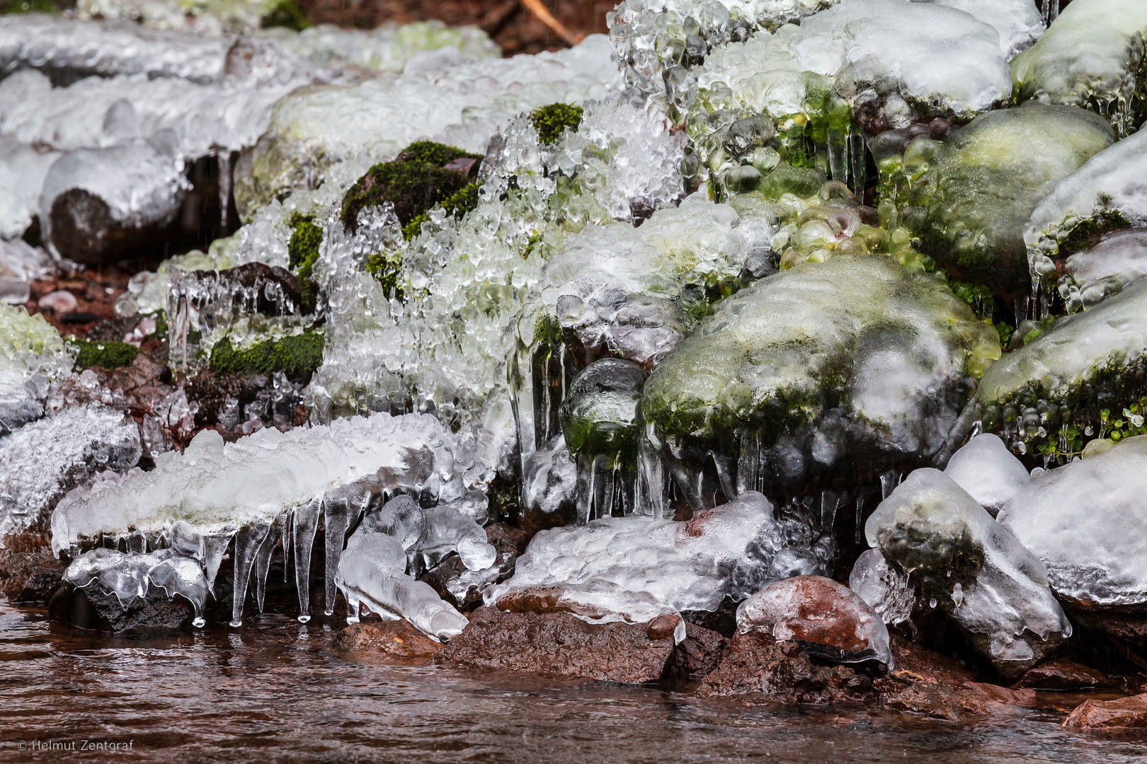 Frostgebilde am vergessenen Waldbrunnen