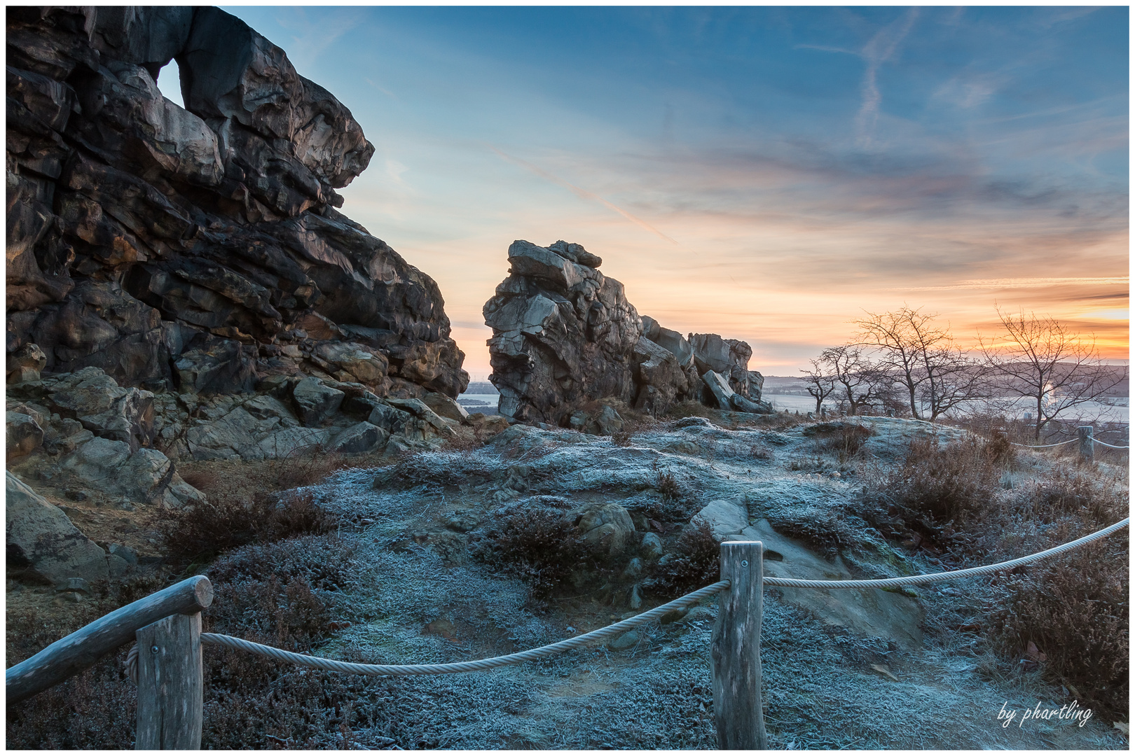 Frostige Teufelsmauer bei Sonnenaufgang