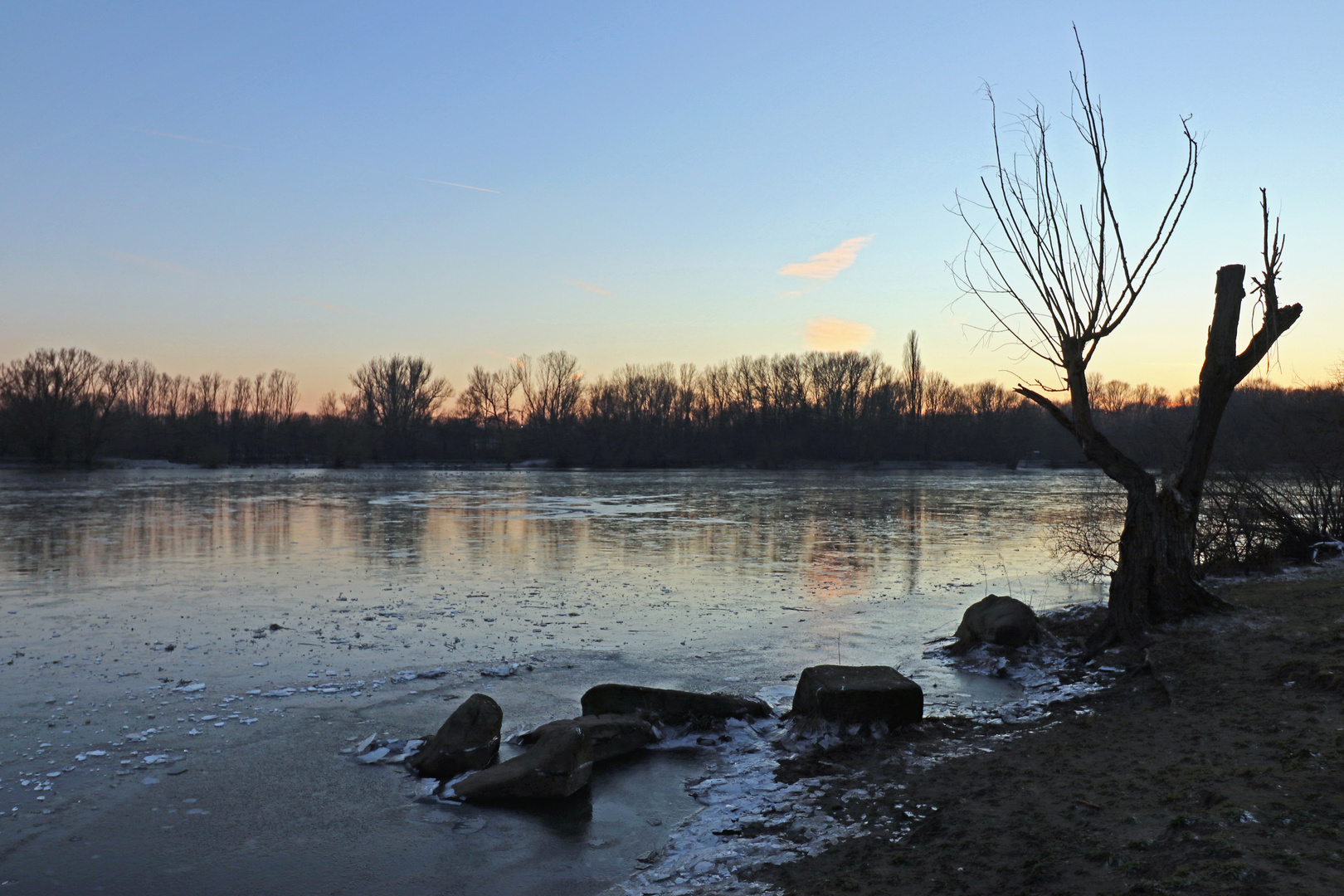 Frostiger Abend am See