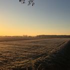 Frostiger Acker beim Sonnenaufgang 