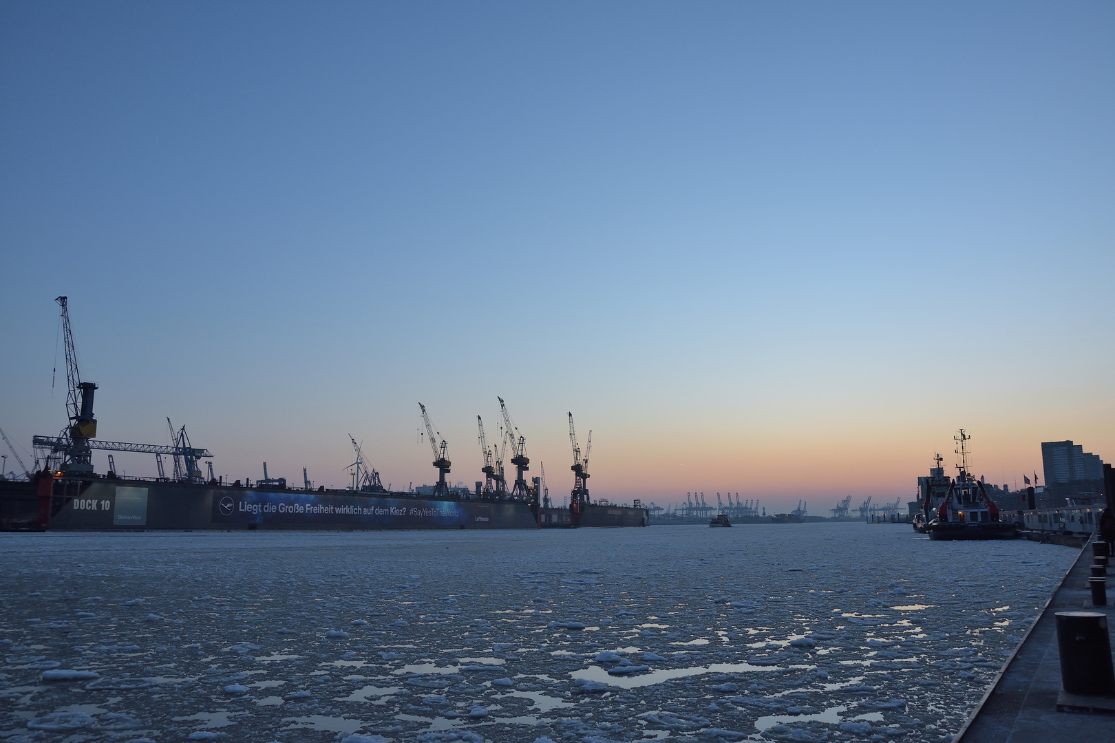 Frostiger Sonnenuntergang im Hamburger Hafen