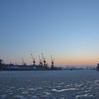 Frostiger Sonnenuntergang im Hamburger Hafen