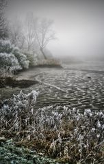frostiges Wümme-Ufer im Nebel