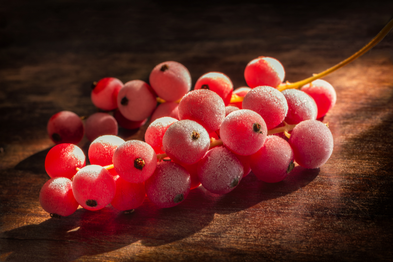 Frozen-currants-on-wooden-plate