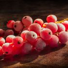 Frozen-currants-on-wooden-plate