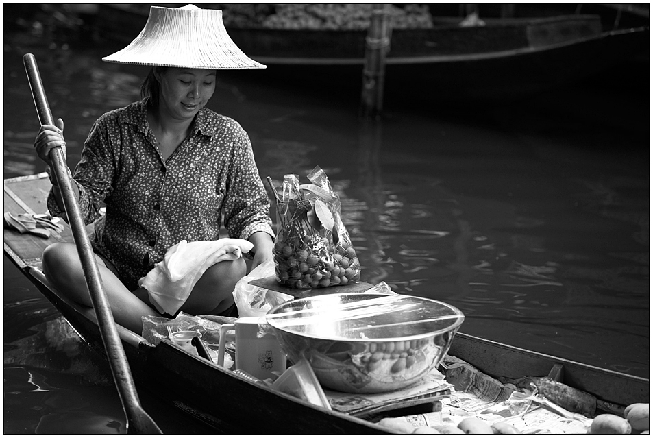 Fruchtverkäuferin in Amphawa