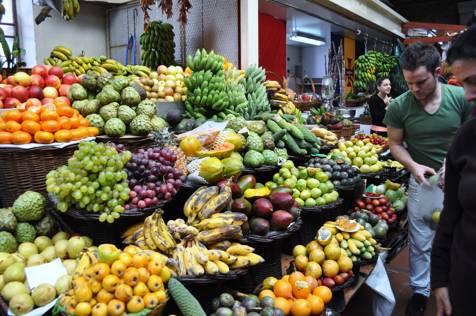 Früchtestand in der Markthalle von Funchal