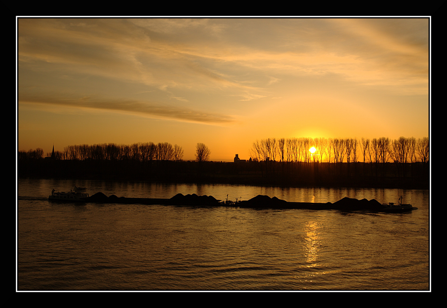 Früh am Morgen schwere Ladung auf dem Rhein