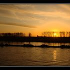 Früh am Morgen schwere Ladung auf dem Rhein