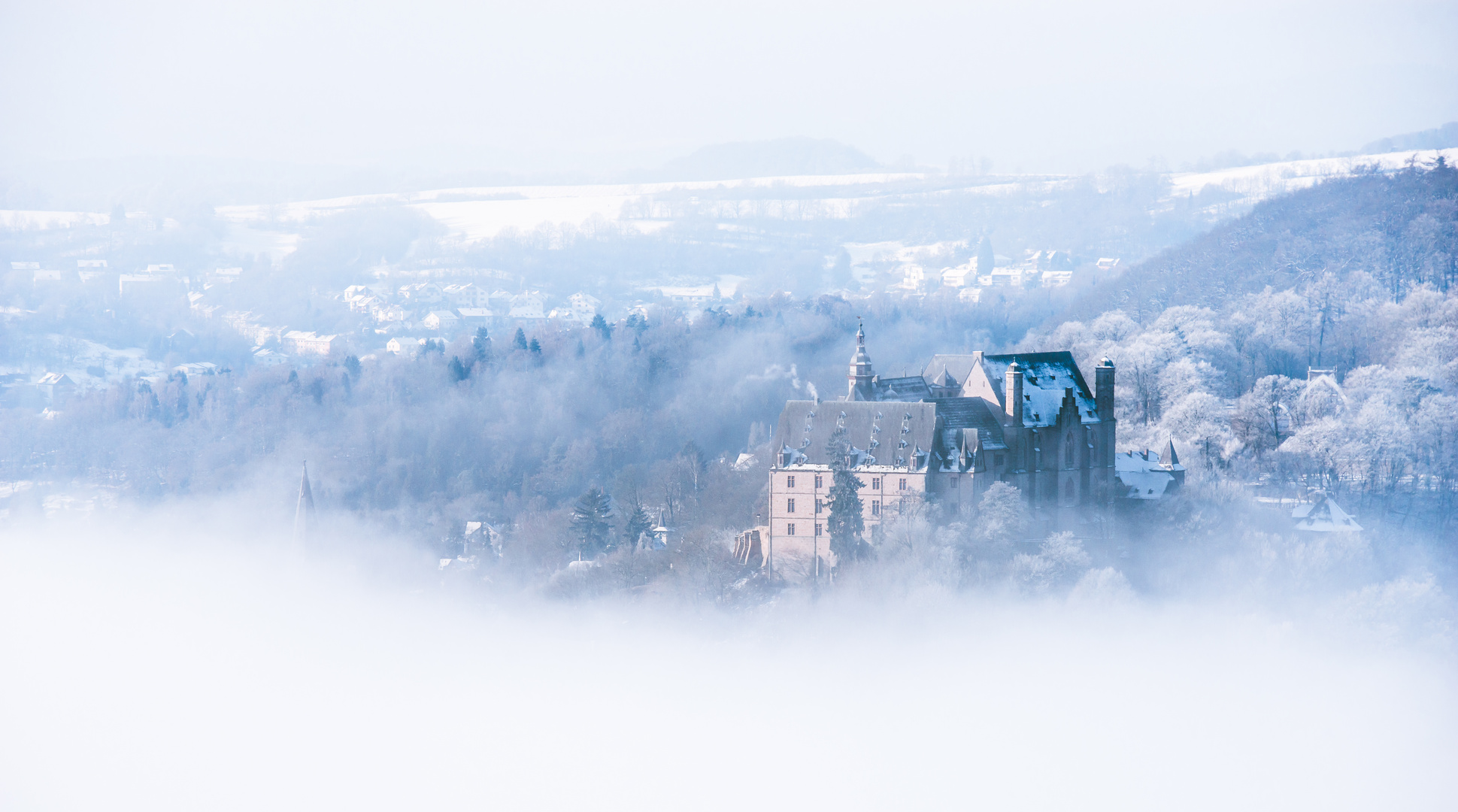 Früh am Morgens im verschneiten Marburg