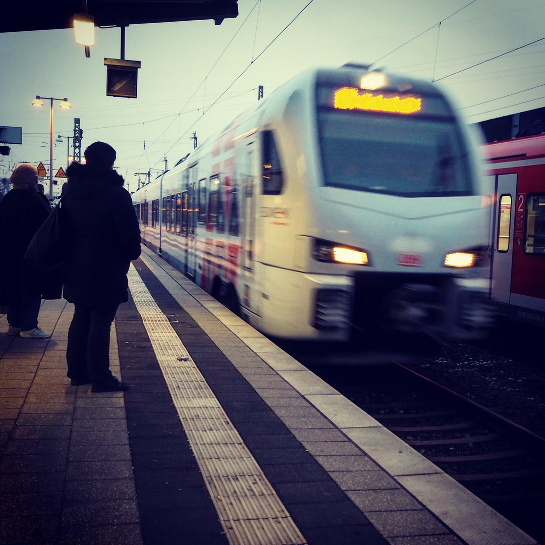 früh auf dem Bahnsteig