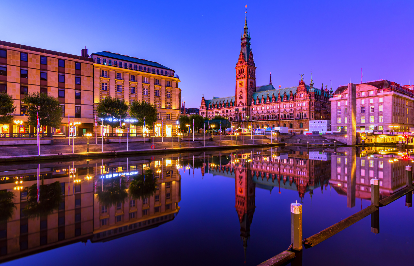 Früh morgens am Rathaus