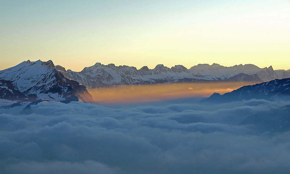 Früh Morgens auf dem Hirzli erster Sonnenstrahl