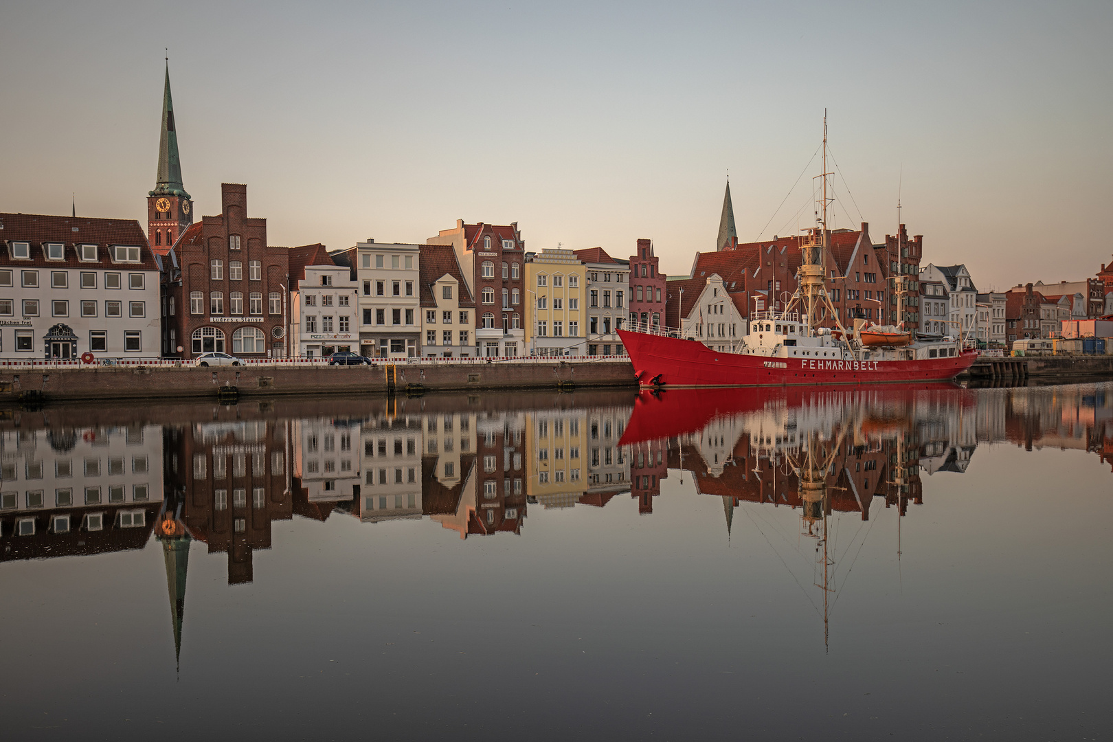 Früh morgens beim Sonnenaufgang in Lübeck