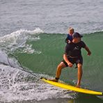 Früh übt sich - 2 Surfer auf einem Board