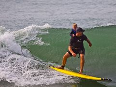 Früh übt sich - 2 Surfer auf einem Board