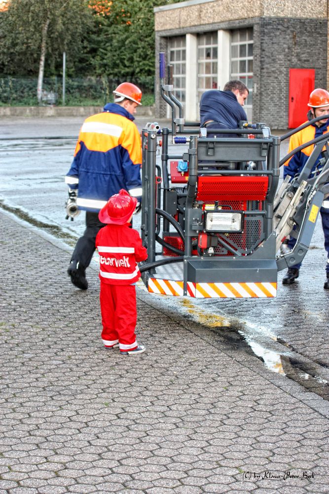 Früh übt sich, was ein richtiger Feuerwehrmann werden will!