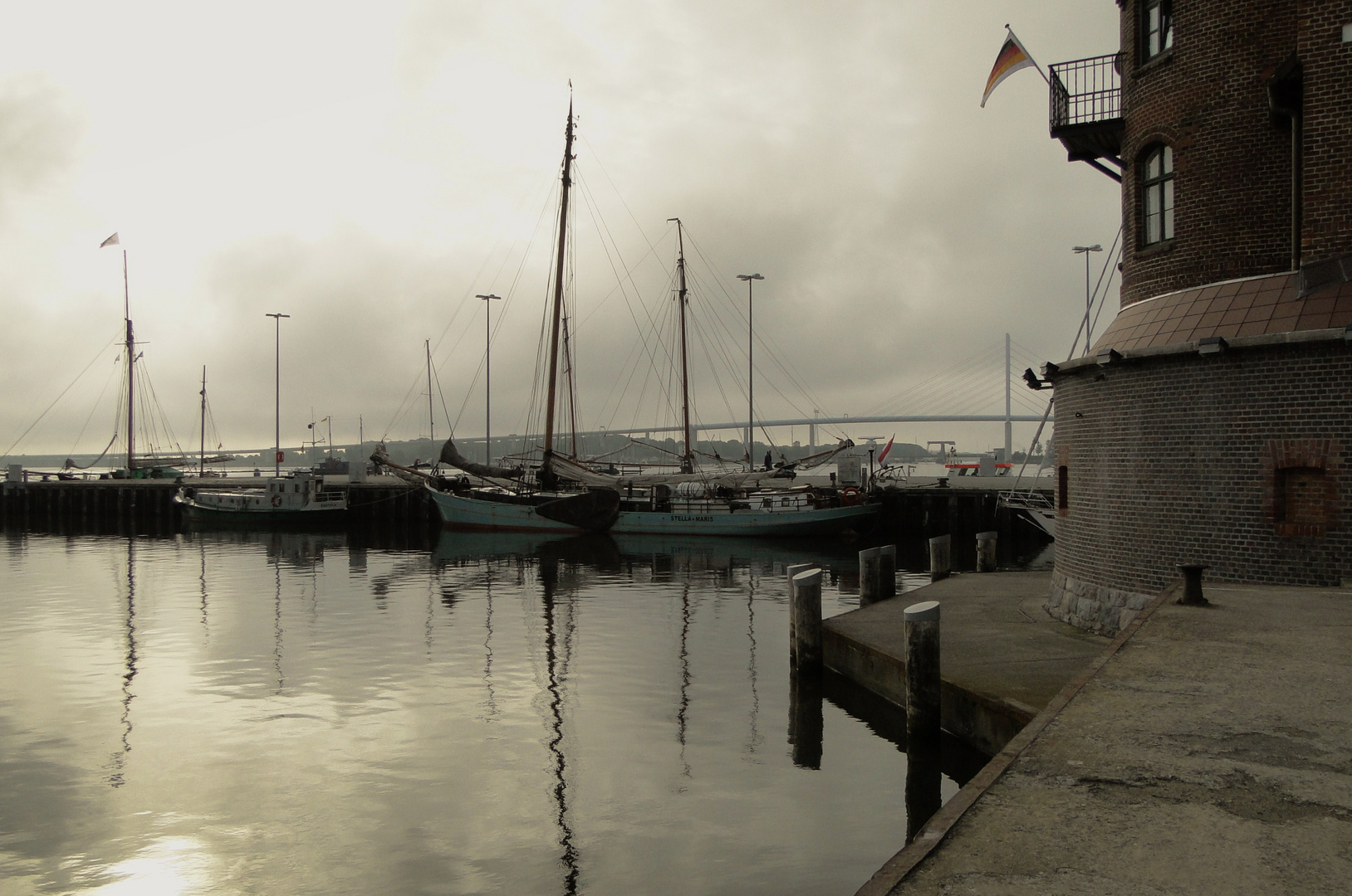 Frühe Morgenstimmung am Hafenhaus Stralsund