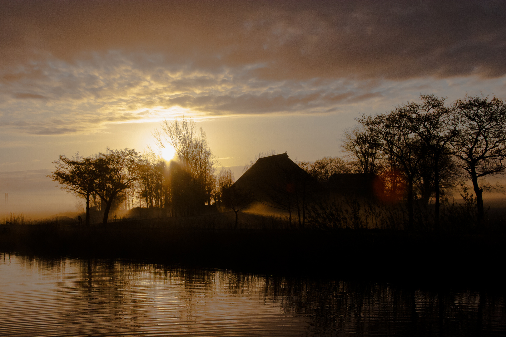 Früher Morgen an einem Kanal in Friesland (NL)