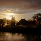 Früher Morgen an einem Kanal in Friesland (NL)