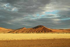 früher Morgen zwischen Sesriem und Sossusvlei