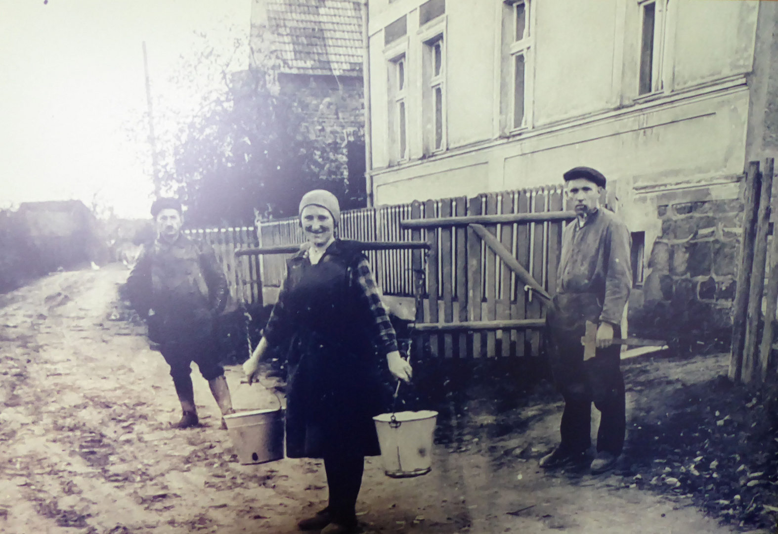 Früher war alles anders - Wasser holen mit dem Eimer