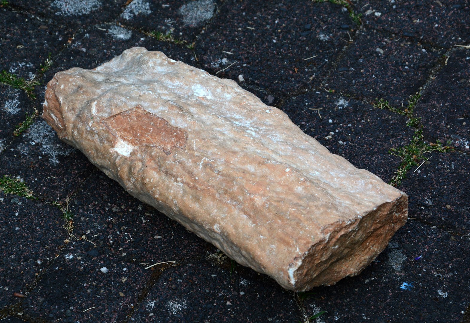 Früher war das ein Stalaktit oder Stalagmit aus einer Tropfsteinhöhle