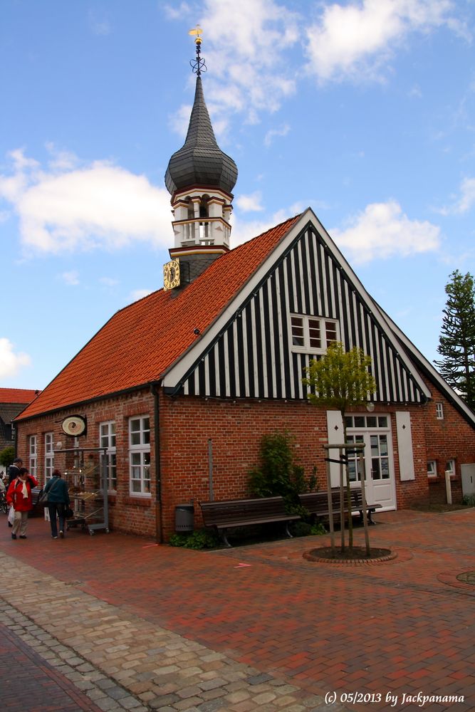 Früheres Rathaus mit Zwiebelturm, heute Künstlerhaus Hooksiel