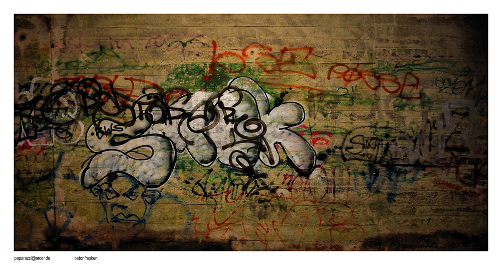 frühes 21. Jahrhundert, Acrylfresken auf Beton ("Höhlenzeichnungen des Spätkapitalismus")