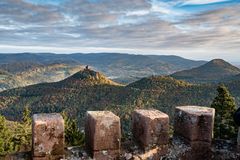 Frühes Morgenlicht auf die Burg Trifels