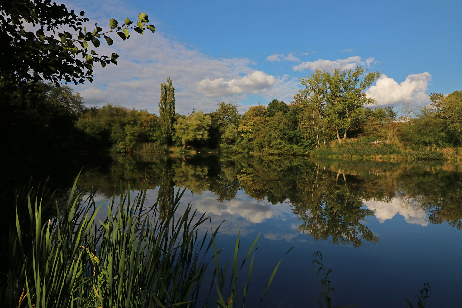 Frühherbst am See