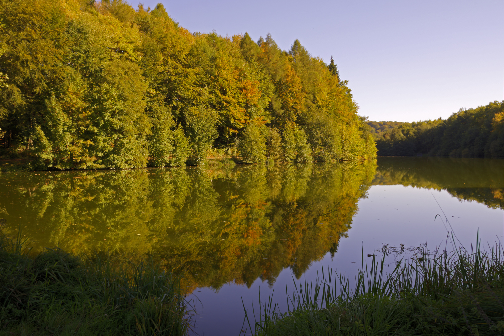 Frühherbst am See