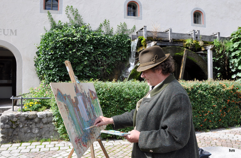 Frühherbst im Städtle 3 : Maler Claus Geray bei der Arbeit vorm Museum