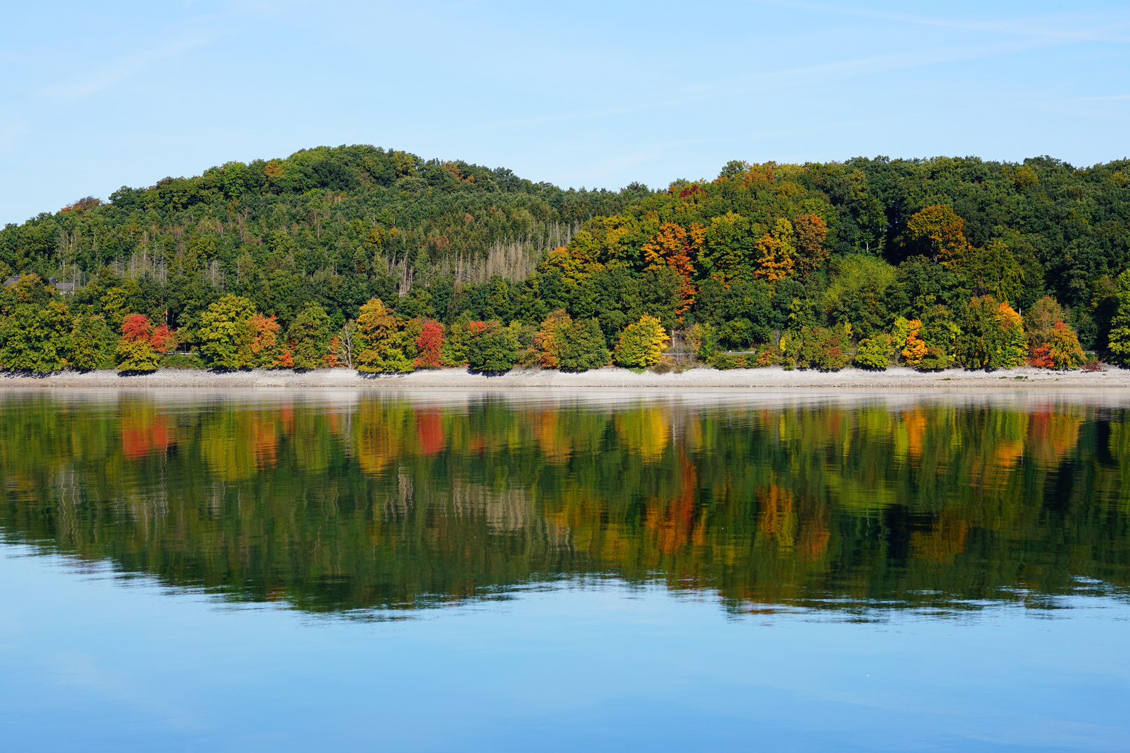 Frühherbstliche Spiegelung